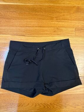 Athleta Midtown Short 4" Inseam in Black - Size Est. Medium